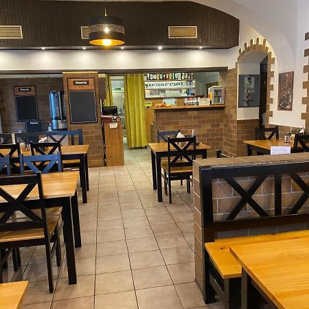 Restaurant Motel Hana Barbara Gastro Sro Ostretin Bagian luar foto