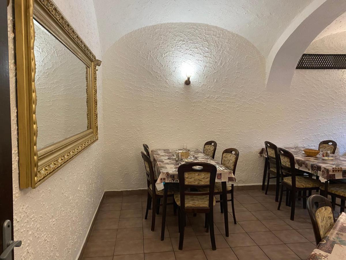 Restaurant Motel Hana Barbara Gastro Sro Ostretin Bagian luar foto