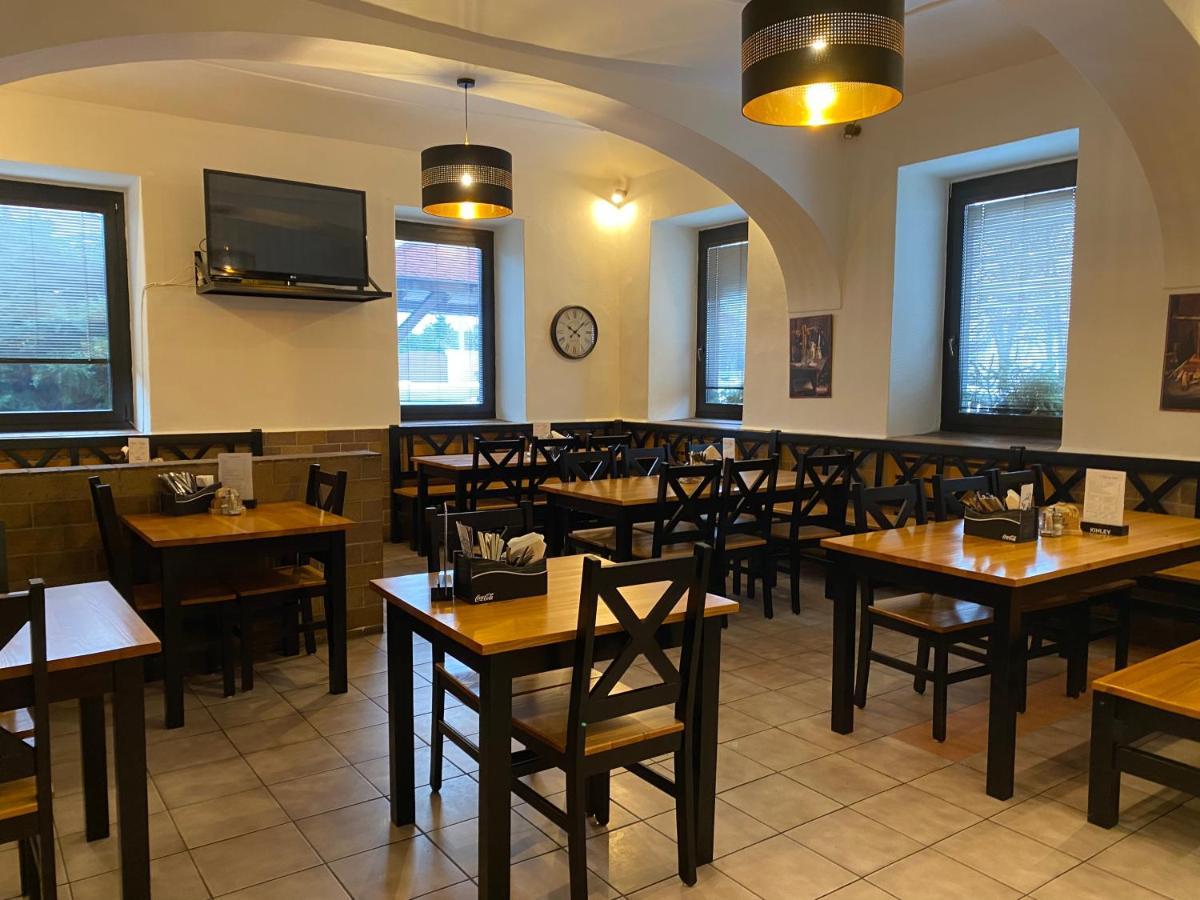 Restaurant Motel Hana Barbara Gastro Sro Ostretin Bagian luar foto