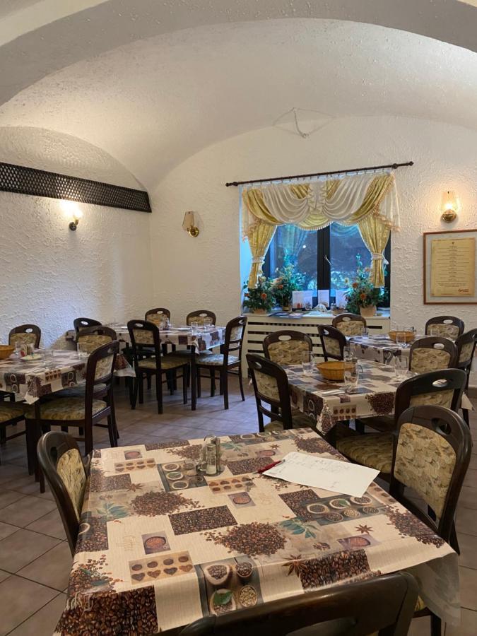 Restaurant Motel Hana Barbara Gastro Sro Ostretin Bagian luar foto