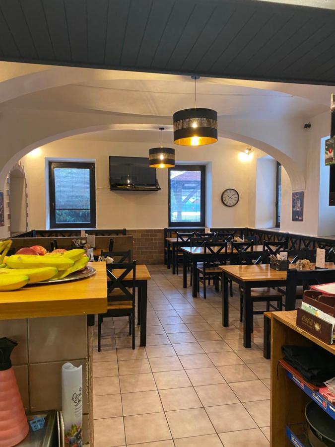 Restaurant Motel Hana Barbara Gastro Sro Ostretin Bagian luar foto