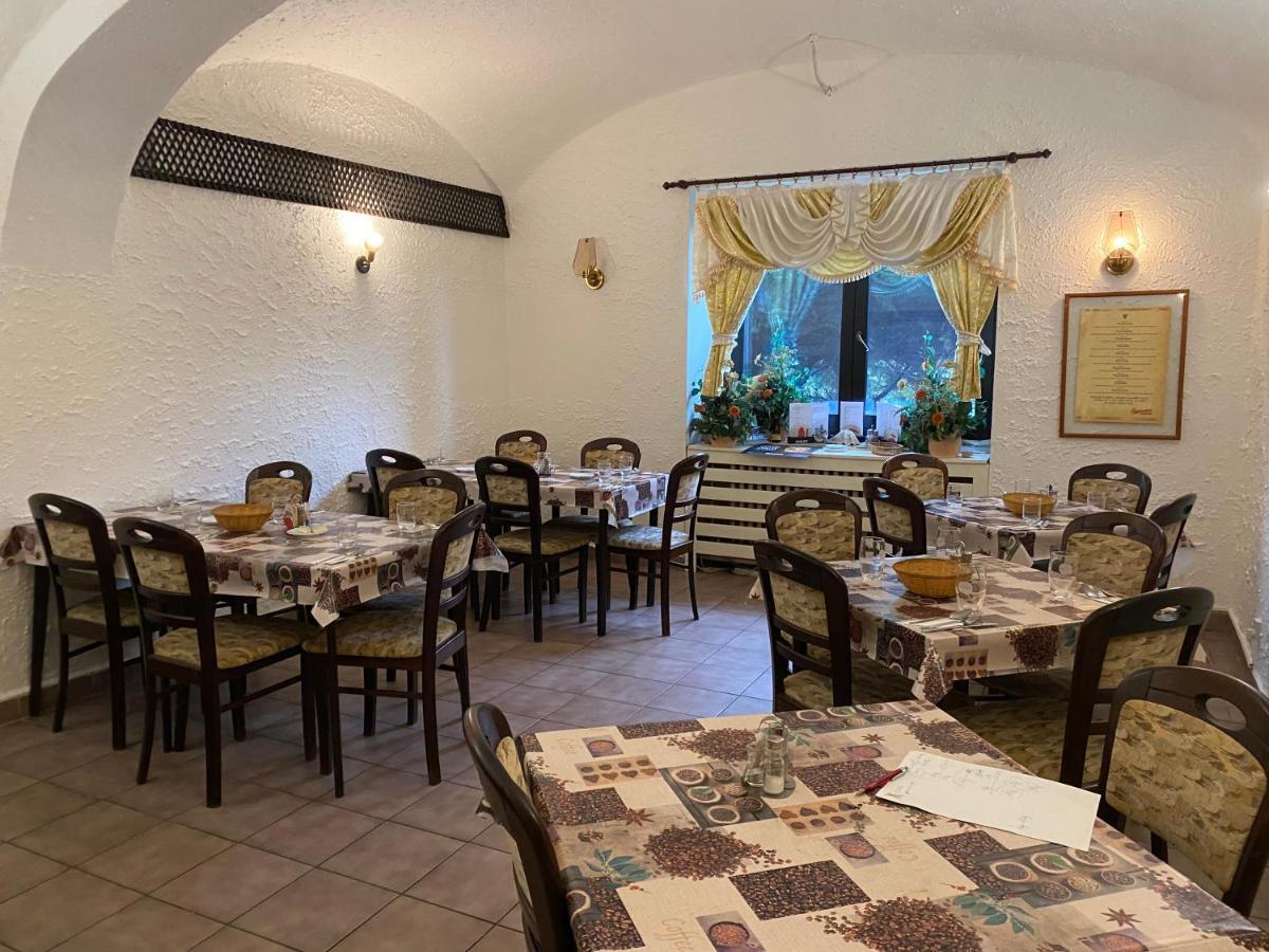 Restaurant Motel Hana Barbara Gastro Sro Ostretin Bagian luar foto